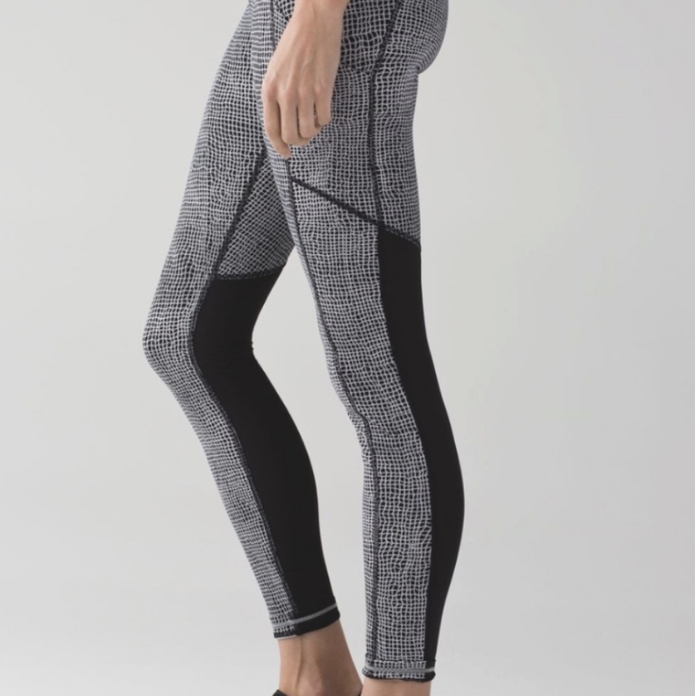 Lululemon Speed Tight V Fall Net White/Black geometric pattern